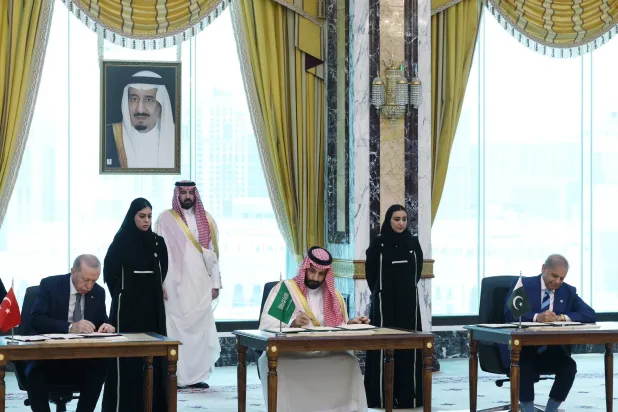 الأمير محمد بن سلمان والرئيس التركي رجب طيب إردوغان ورئيس الوزراء الباكستاني شهباز شريف خلال توقيع «اتفاقية مكة للدفاع المشترك» في 7 أغسطس (الرئاسة التركية)