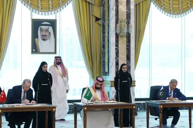 Veliaht Prens Muhammed bin Selman, Türkiye Cumhurbaşkanı Recep Tayyip Erdoğan ve Pakistan Başbakanı Şahbaz Şerif, 7 Ağustos’ta Mekke Ortak Savunma Anlaşması’nı imzalarken (Türkiye Cumhurbaşkanlığı)