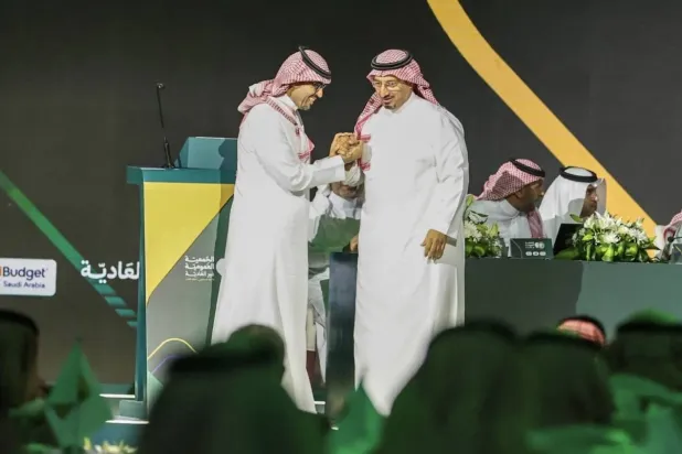ياسر المسحل وبدر الرزيزاء يحييان بعضهما عقب التزكية (سعد العنزي)