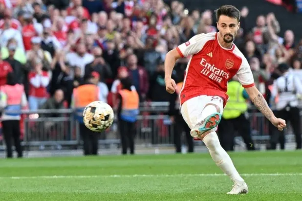 البرتغالي فابيو فييرا لاعب وسط آرسنال يقترب من هامبورغ (أ.ف.ب)