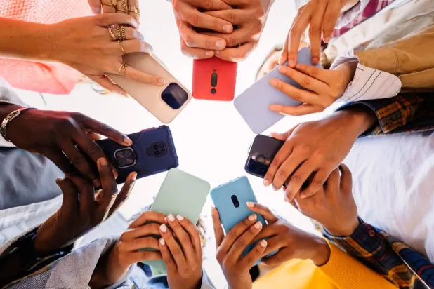 عدم الابتعاد عن الهاتف رغم المحاولات المتكررة من علامات إدمان الإنترنت _جامعة جورج تاون_