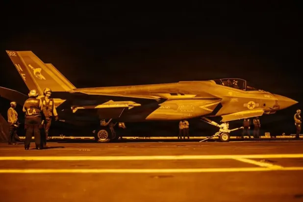 ABD’li denizciler, Ortadoğu’daki operasyonları desteklemek amacıyla bölge sularında seyreden USS George Washington uçak gemisinde gece uçuş operasyonları gerçekleştiriyor. (CENTCOM)