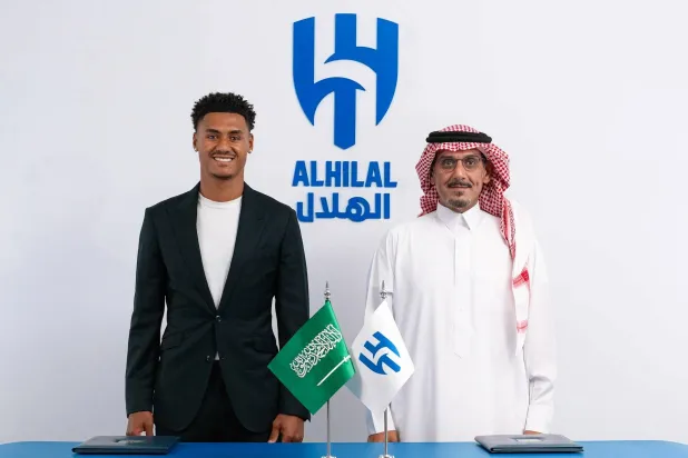 رئيس الهلال الأمير نواف بن سعد مع واتكينز بعد إتمام الصفقة (موقع نادي الهلال)