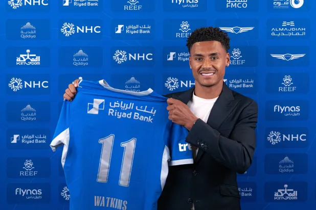 واتكينز يستعرض قميصه مع الهلال بعد إبرام الصفقة (موقع نادي الهلال)