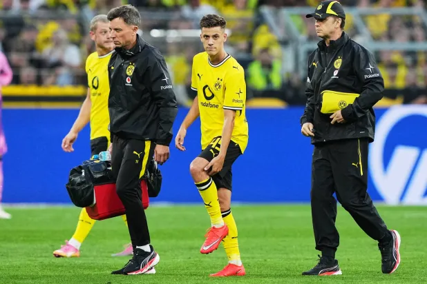 لاعب الوسط اليوناني يانيس كونستانتيلياس خرج مصاباً بمواجهة هامبورغ (أ.ب)