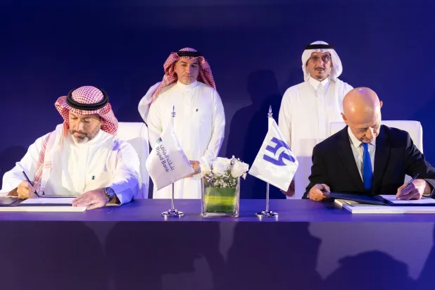 لحظة توقيع عقد تجديد الشراكة (موقع نادي الهلال)