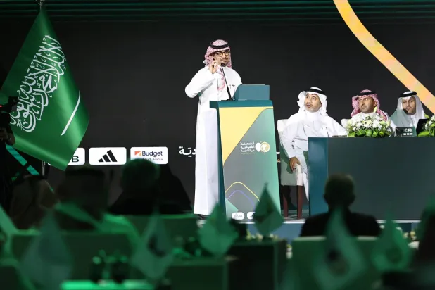 بدر الرزيزاء لحظة حديثه أمام الجمعية العمومية عقب تزكيته رئيساً لاتحاد القدم السعودي (سعد العنزي)