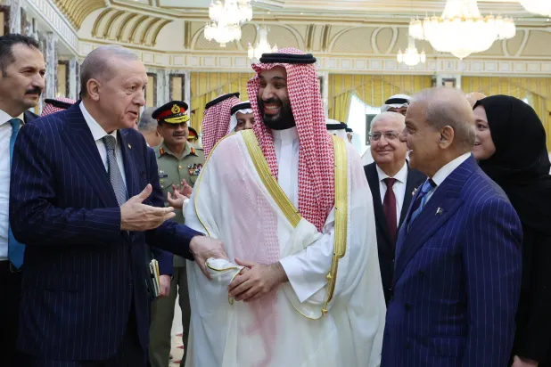 حديث ودّي بين الأمير محمد بن سلمان وإردوغان وشهباز شريف عقب توقيع «اتفاقية مكة للدفاع المشترك» (الرئاسة التركية)