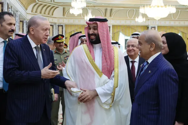 Prens Muhammed bin Salman, Erdoğan ve Şahbaz Şerif arasında “Ortak Savunma için Mekke Anlaşması”nın imzalanmasının ardından gerçekleşen samimi görüşme (Türkiye Cumhurbaşkanlığı)