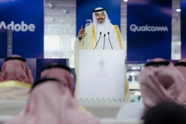 وزير الاتصالات وتقنية المعلومات خلال حديثه للحضور في المؤتمر الصحافي أمس للحديث عن «ليب 26» (الشرق الأوسط)