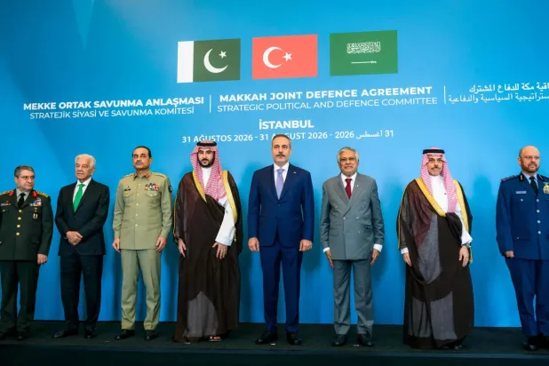 Suudi Arabistan, Türkiye ve Pakistan’ın dışişleri ve savunma bakanları ile genelkurmay başkanları, bugün İstanbul’da gerçekleştirecekleri toplantı öncesinde toplu fotoğraf çektirdi. (AFP)