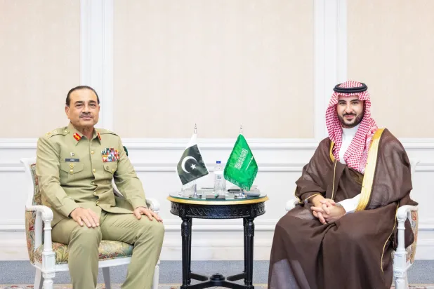 وزير الدفاع السعودي الأمير خالد بن سلمان لدى لقائه قائد الجيش الباكستاني عاصم منير في إسطنبول الاثنين (واس)