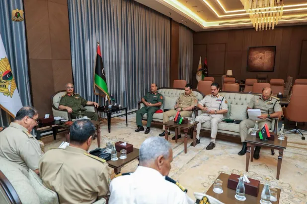 المشير خليفة حفتر القائد العام لـ«الجيش الوطني» الليبي خلال اجتماع مع رؤساء الأركان (القيادة العامة)