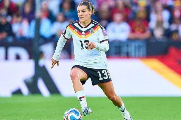 المدافعة الألمانية الدولية كارلوتا فامسر (منتخب ألمانيا)