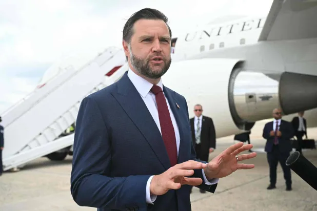  فانس يتحدث إلى وسائل الإعلام قبل صعوده إلى الطائرة في قاعدة أندروز المشتركة بولاية ماريلاند الاثنين (أ.ف.ب)