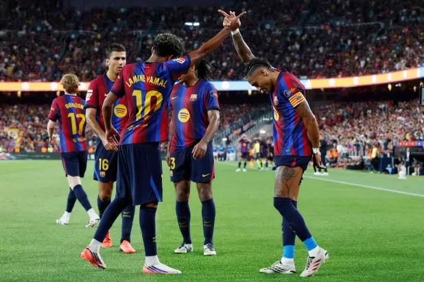 البرازيلي رافينيا قائد برشلونة يحتفل مع زميله الشاب لامين يامال بالفوز على فاييكانو (أ.ف.ب)