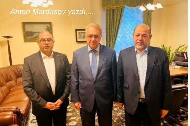Hamas'ın iki üst düzey lideri Basem Naim ve Musa Ebu Marzuk, Moskova'da Rusya Dışişleri Bakan Yardımcısı Mihail Bogdanov ile yabancı rehinelerin serbest bırakılması konusunda görüştü, 26 Ekim 2023 (Reuters)