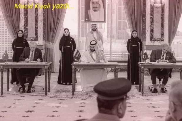 Cumhurbaşkanı Recep Tayyip Erdoğan, Suudi Arabistan Veliaht Prensi Muhammed bin Selman ve Pakistan Başbakanı Şahbaz Şerif arasında Mekke'de Ortak Savunma Anlaşması imzalanırken, 7 Ağustos 2026 (Reuters)