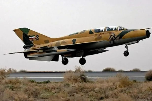 İran'a ait bir F-7 savaş uçağı İsfahan'daki askeri havaalanından havalanıyor (Arşiv-IRNA)