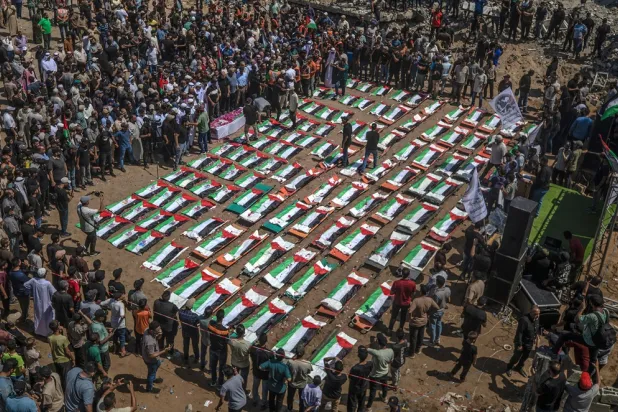 Palestinians gather during a mass funeral for 112 members of the Abu Sharia and Al-Hassayna families in the eastern Gaza City, 04 August 2026. (EPA) 