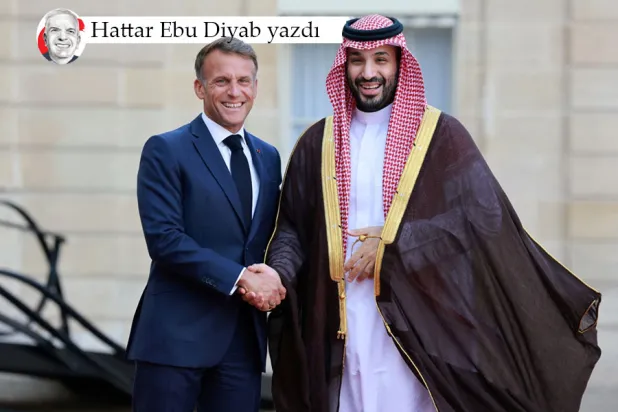 Suudi Arabistan Veliaht Prensi Muhammed bin Selman, Paris'teki Elysee Sarayı'nda görüştüğü Fransa Cumhurbaşkanı Emmanuel Macron ile tokalaşıyor, 24 Ağustos 2026 (Reuters)