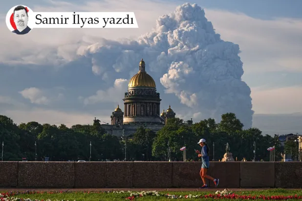 Rusya'nın St. Petersburg şehrinde Ukrayna İHA’larının Rusya merkezli e-ticaret şirketi Wildberries'in depolarını hedef alan saldırılarının ardından gökyüzüne yükselen dumanlar, 24 Temmuz 2026 (AP)