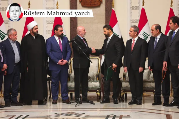 Irak Cumhurbaşkanı Nizar Amedi, bazı Iraklı politikacıların arasında yeni atanan Irak Başbakanı Ali el-Zeydi ile el sıkışıyor, 27 Nisan 2026