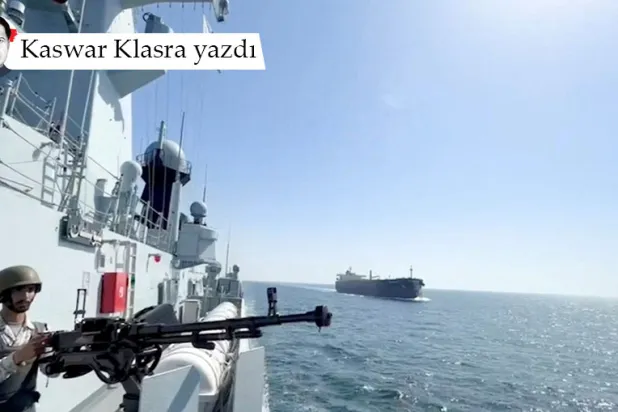 Bilinmeyen bir konumda, ABD-İsrail ve İran savaşı çerçevesinde, başlıca deniz rotalarını tehdit eden bölgesel gerginlikler sırasında, ‘Deniz Muhafızı’ adı verilen bir deniz güvenlik operasyonu kapsamında ticari bir gemiye eşlik eden Pakistan Deniz Kuvvetleri'ne ait bir gemide Pakistanlı bir denizci, 9 Mart 2026 (Reuters)