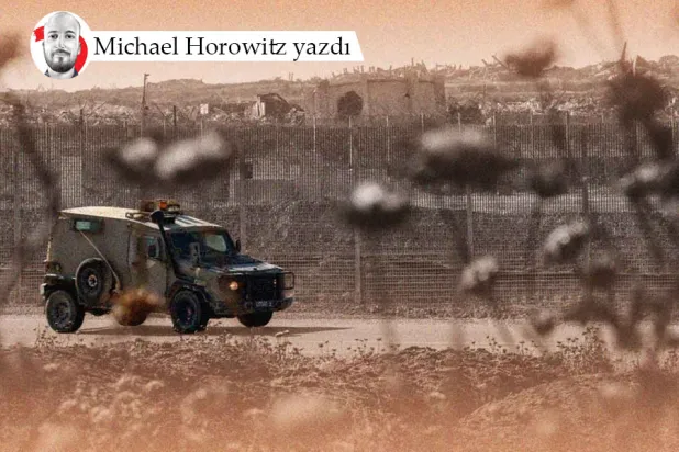 Bir İsrail askeri aracı sınır çiti boyunca ilerlerken, kuşatma altındaki Gazze Şeridi'nde yıkılmış binalar görülüyor, 10 Haziran 2026 (AFP)