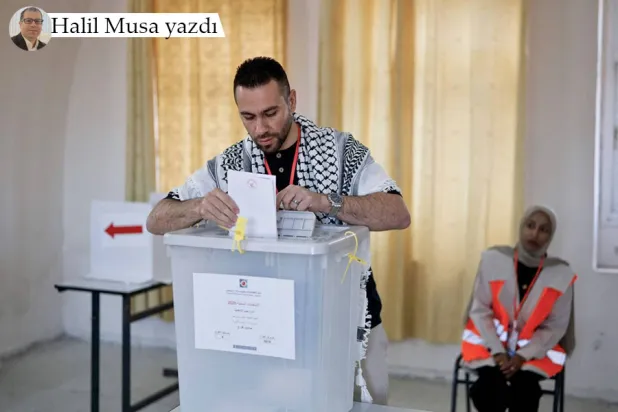 Batı Şeria'da daha önce yapılan seçimlerde oy kullanan Filistinli bir genç (AFP)