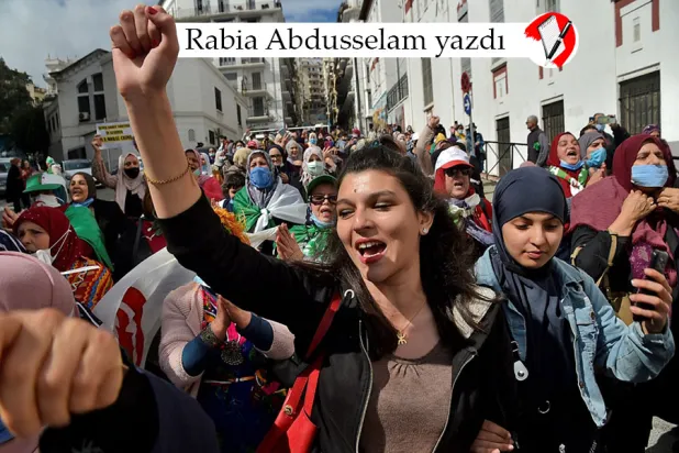 Hükümet karşıtı protesto sırasında Cezayirli kadınlar sloganlar atıyor; protesto hareketi 8 Mart 2021'de sokaklara geri döndü (AFP)