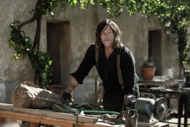 Norman Reedus'ın The Walking Dead evreninde hayat verdiği ikonik Daryl Dixon karakteri çizgi romanda yer almasa da oyuncunun performansıyla dizinin en sevilen ve en uzun süre hayatta kalan figürlerinden biri oldu (AMC)