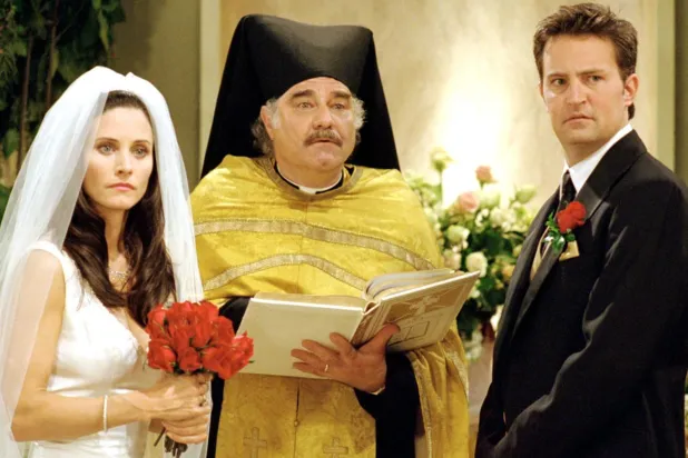 Matthew Perry'nin Friends'de canlandırdığı Chandler Bing, Courteney Cox'un hayat verdiği Monica Geller karakteriyle 7. sezonun sonunda evlenmişti (NBC) 