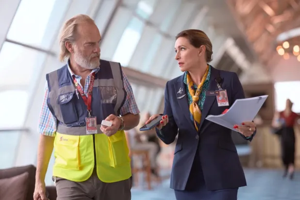 The Airport Chaplain, hareketli bir uluslararası havalimanında geçen, kuralları esneterek krizleri çözen sıradışı bir papazla yeni müdürü arasındaki güç mücadelesini konu alıyor (Netflix)