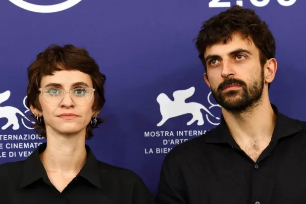 Naza, Venedik Film Festivali'nde en uzun süre ayakta alkışlanan film olunca yönetmenleri Yuval Abraham ve Rachel Szor, gözyaşlarını tutamadı (Reuters)