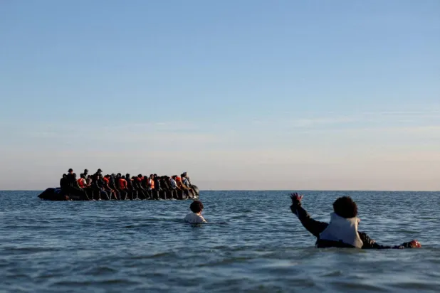 Muhafazakar Parti'nin gölge İçişleri Bakanı Chris Philp, BK'nin göçmenlik sisteminin "tamamen çöktüğünü" savunuyor (Reuters)