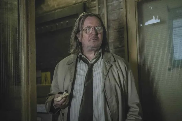 En Karanlık Saat'teki (Darkest Hour) performansıyla Oscar kazanan 68 yaşındaki Gary Oldman, Slow Horses'ta pasaklı, sivri dilli, alkolik MI5 ajanı Jackson Lamb rolünde (Apple)