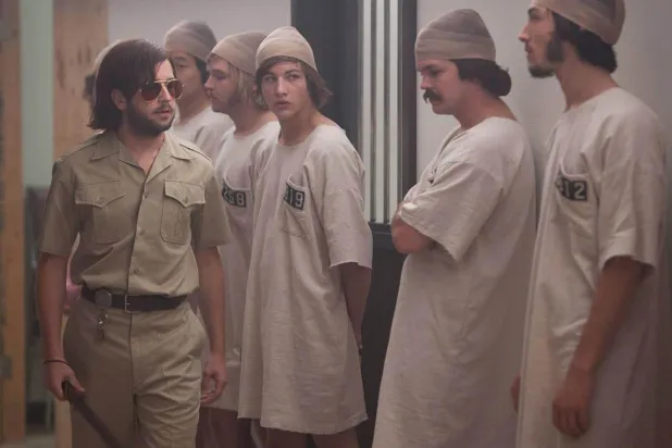 2016 tarihli film, Philip Zimbardo'nun Kaliforniya'daki Stanford Üniversitesi’nde 1971'de yürüttüğü meşhur projenin, katılımcılar üzerinde nasıl yıkıcı bir etki yarattığını gösteriyor (IFC Films)