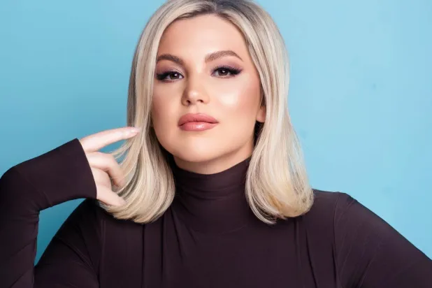 Bir günlüğüne başka bir sese sahip olabilse Maria Callas'ı seçeceğini söyleyen Cooper Philip, kendi vokal gelişiminin ilk ve en büyük ilham kaynaklarından birinin de Mariah Carey olduğunu anlatıyor (Cooper Philip)
