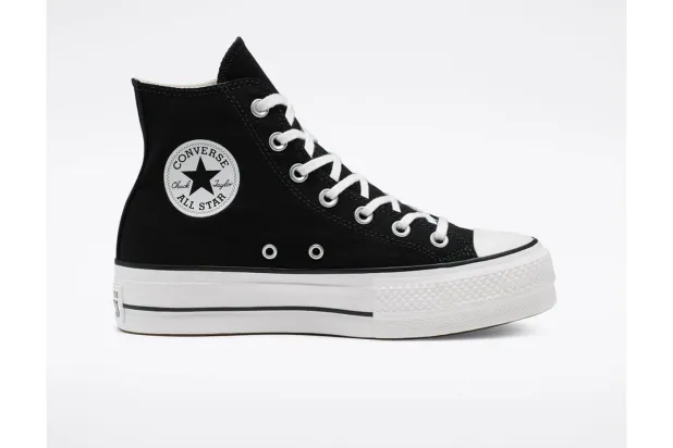 Converse, spor ayakkabı reklamındaki imgelerin KKK ve linç olaylarını çağrıştırdığının internette eleştirilmesi üzerine özür dileyerek reklamı yayından kaldırdı (Converse)