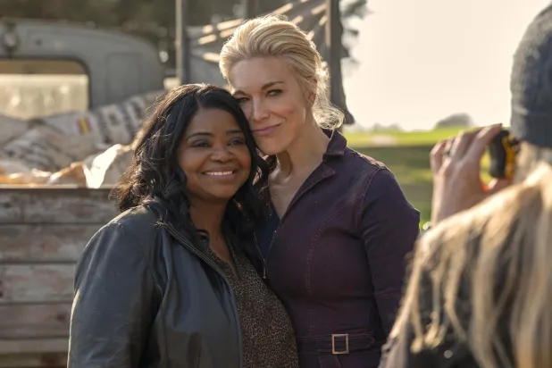 Sür ya da Öl, birbirlerinin her şeyini bildiğini düşünen Debbie Claybourne (Octavia Spencer, solda) ve Judith Burton (Hannah Waddingham, sağda) adlı iki dostun hikayesini anlatıyor (Amazon Prime Video)