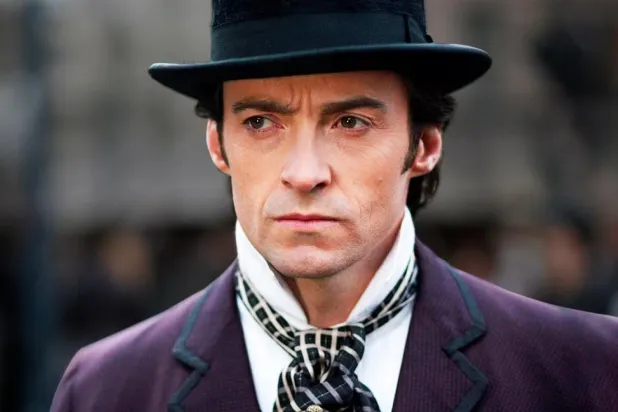 Oscar adayı Hugh Jackman, Christopher Nolan'ın 2006 tarihli filmi Prestij'de, eşi Julia'nın bir gösteri sırasındaki trajik ölümünden sorumlu tuttuğu Alfred Borden'dan intikam almak isteyen Robert Angier rolündeydi (Warner Bros.)