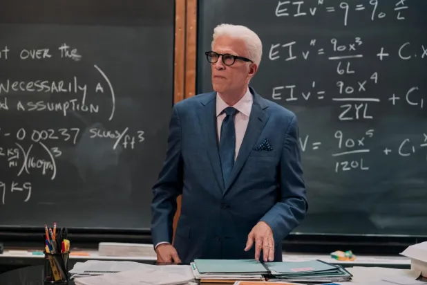 Ted Danson, A Man on the Inside'da eşini kaybetmiş ve hayatına yeniden bir amaç arayan emekli profesör Charles Nieuwendyk rolünde (Netflix)
