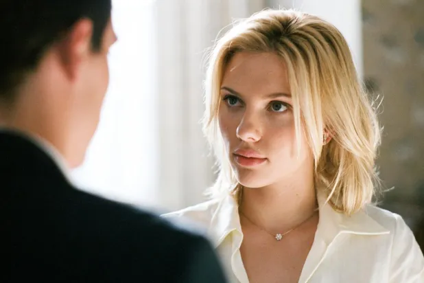 Woody Allen'ın 2005 yapımı filmi Maç Sayısı'nda (Match Point) Scarlett Johansson, hırslı ama şansı yaver gitmeyen Amerikalı aktris Nola Rice rolündeydi (Paramount Pictures)