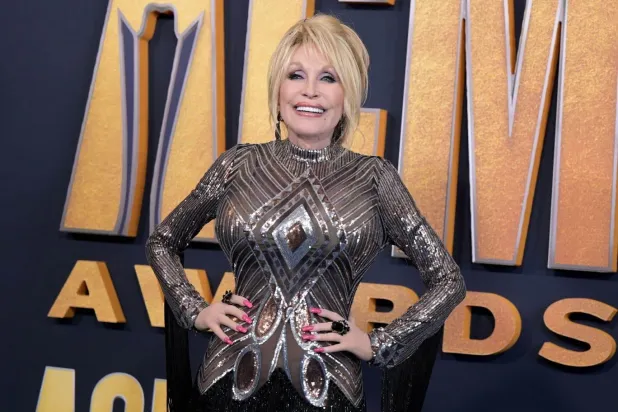 Dolly Parton'ın ölüm döşeğindeyken kendisini sadece bir kişinin ziyaret etmesine izin verdiği bildirildi (AFP)