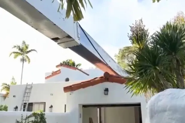 Florida'nın Fort Lauderdale kentindeki bir eve düşen vinci kaldırmaya çalışan itfaiye ekiplerinin kullandığı ikinci vinç de evin üzerine devrildi (Fort Lauderdale İtfaiye ve Kurtarma)