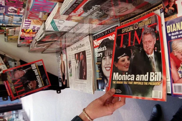 Genç bir çalışanla yaşadığı ilişki nedeniyle başkanlığı karmaşaya sürüklenen Bill Clinton, tıpkı ABD Başkanı Donald Trump'ın yakın zamanda yaptığı gibi basının Beyaz Saray'a girişini zaman zaman yasaklamak istediğini ancak bundan kaçındığını itiraf etti (AFP)