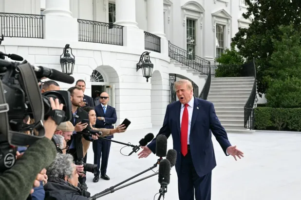 ABD Başkanı Donald Trump, Barack Obama'nın "Yönetimde kadınlar olsaydı işler daha iyi yürürdü" ifadesine itiraz ederek gazetecilere şunları söyledi: "Bu çok saçma. Kadınları çok severim. Bence harikalar. Ama ne kadar da saçma bir ifade" (AFP)