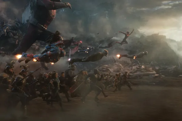 Avengers: Endgame, Thanos'un evrenin yarısını yok etmesinin ardından hayatta kalan Avengers üyelerinin, bu yıkımı geri almak için son bir umutla yeniden bir araya gelmesini konu alıyor (Walt Disney Studios Motion Pictures)