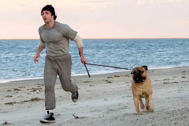 1977'de üç Oscar kazanan Rocky'nin yapım hikayesini konu alan Ben, Rocky'nin başrolünde The Offer adlı mini diziyle tanınan 27 yaşındaki Anthony Ippolito var (Amazon)